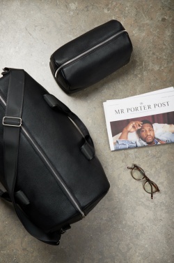 Logotrade Werbeartikel das Foto: VINGA Bermond Wochenendtasche aus RCS recyceltem PU