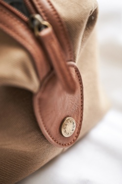 Logotrade reklaamkingi foto: VINGA Sloane tualett-tarvete kott RCS taaskasutatud polüester