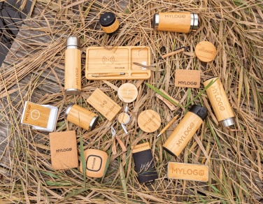 Logotrade reklaamkingi foto: Bambusest 4000 mAh juhtmevaba 5W akupank