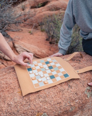 Logotrade reklaamkingi foto: Brittoni korgist kokkupandav backgammoni ja kabe mängukomplekt