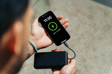 Logotrade ärikingi foto: Urban Vitamin Menlo Park RCS plastist 20 000 akupank