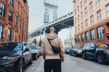 Logo trade mainoslahjat ja liikelahjat kuva: Crescent AWARE™ RPET puolikuun muotoinen crossbody -laukku