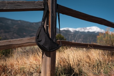 Logotrade mainostuotet kuva: Crescent AWARE™ RPET puolikuun muotoinen crossbody -laukku