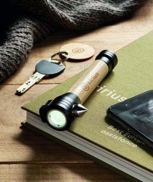 Logo trade mainoslahja ja liikelahja tuotekuva: 3 in 1 bambu taskulamppu, jossa on hätävasara ja turvavyöleikkuri mukautettavalla painatuksella