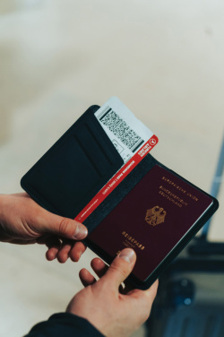 Logotrade reklaminiai produktai nuotrauka: Trackmate RCS rpoliesterio paso laikiklis visame pasaulyje