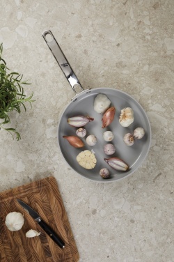 Logotrade ziemassvētku dāvanas foto: VINGA Alte RCS pārstrādāta alumīnija panna 25 cm