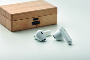 Лого трейд бизнес-подарки фото: TWS earbuds in bamboo case